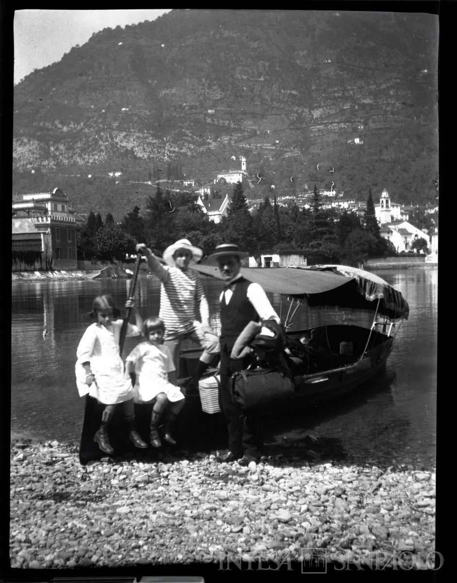 Nogara Giulia e Paolo con lo zio Carlo nel corso di una gita in barca al lago, 1912 circa (fotografo sconosciuto)