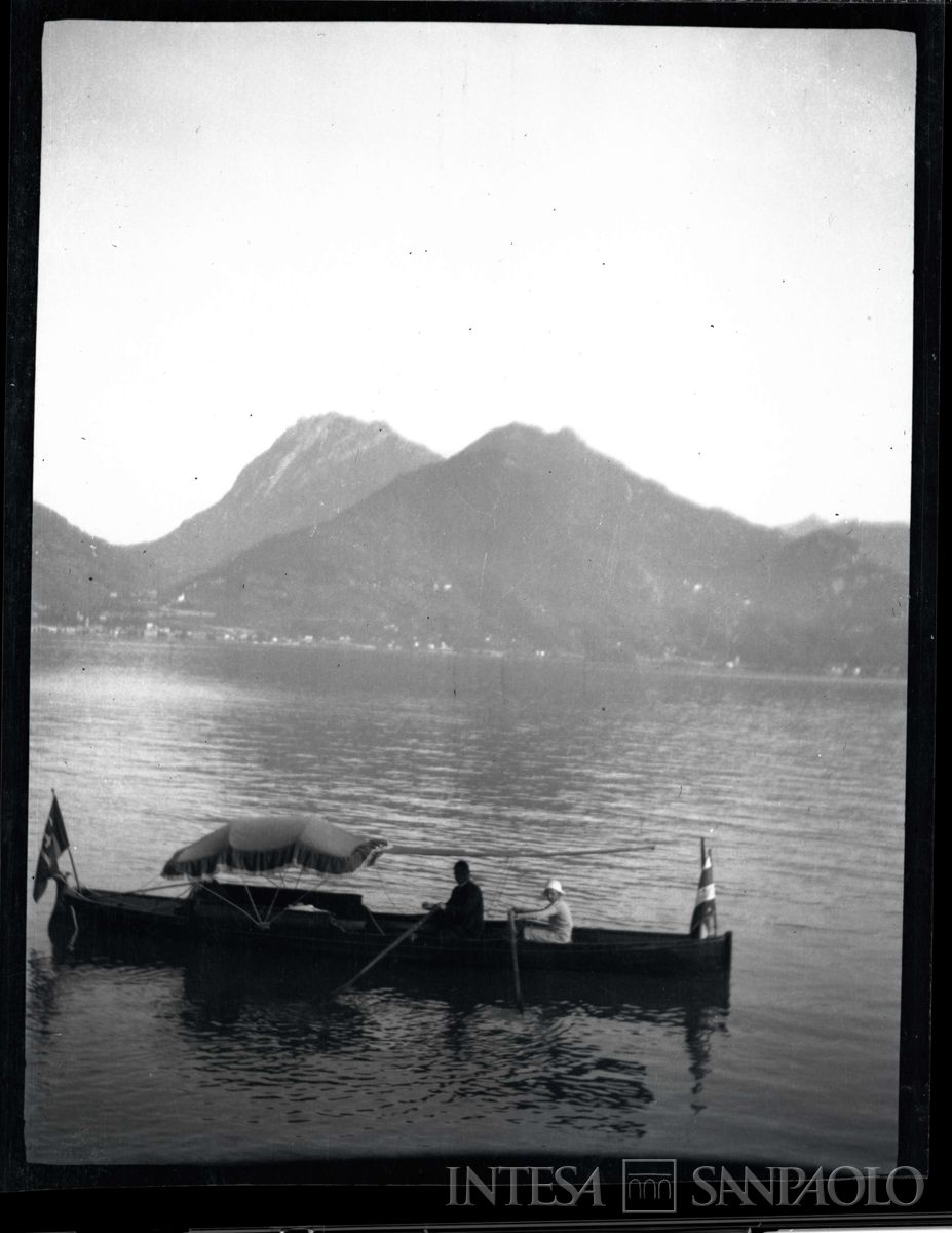 Nogara Josy con uno zio nel corso di una gita in barca al lago, 1912 circa (fotografo sconosciuto)
