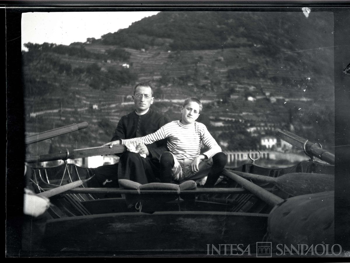 Nogara Josy con lo zio don Giovanni nel corso di una gita in barca al lago, 1912 circa (fotografo sconosciuto)
