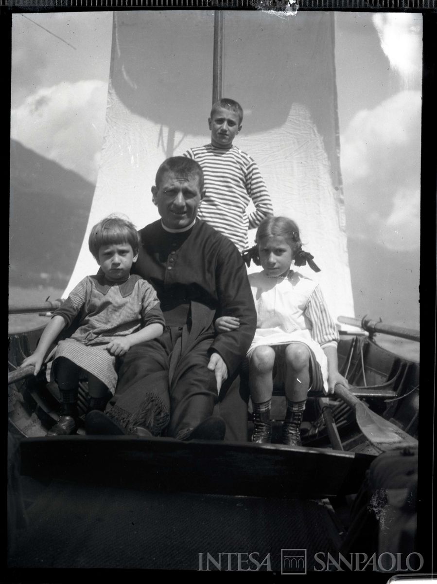 Nogara Josy, Giulia, Paolo con uno zio nel corso di una gita in barca al lago, 1912 circa (fotografo sconosciuto)