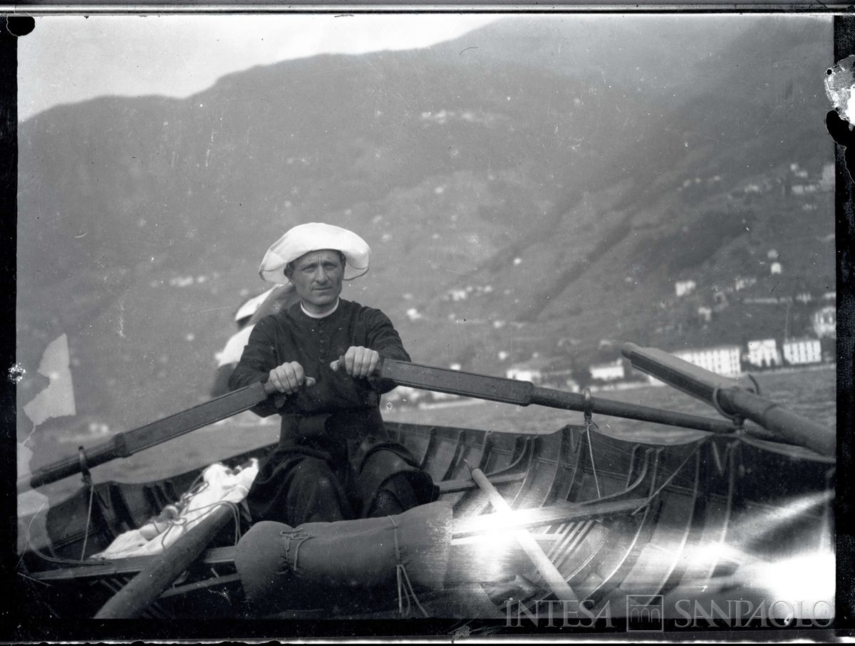 Don Roberto nel corso di una gita in barca al lago, 1912 circa (fotografo sconosciuto)
