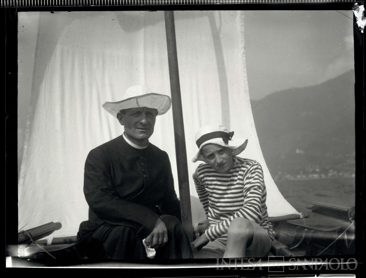 Nogara Josy con lo zio don Roberto nel corso di una gita in barca al lago, 1912 circa (fotografo sconosciuto)