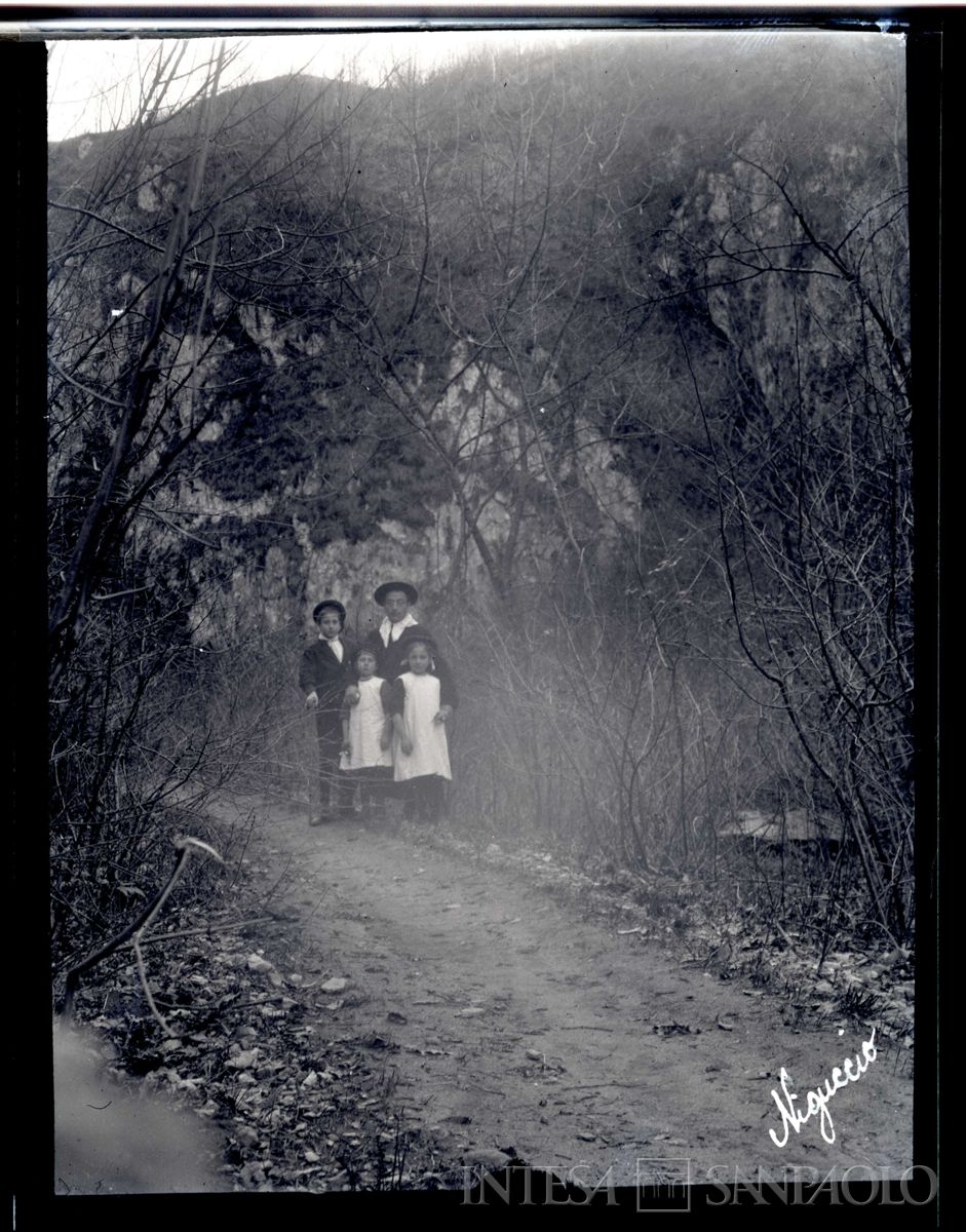 Nogara Josy, Antonietta e Giulia con lo zio don Giuseppe durante alcune gite in montagna, 1912 (fotografo sconosciuto)