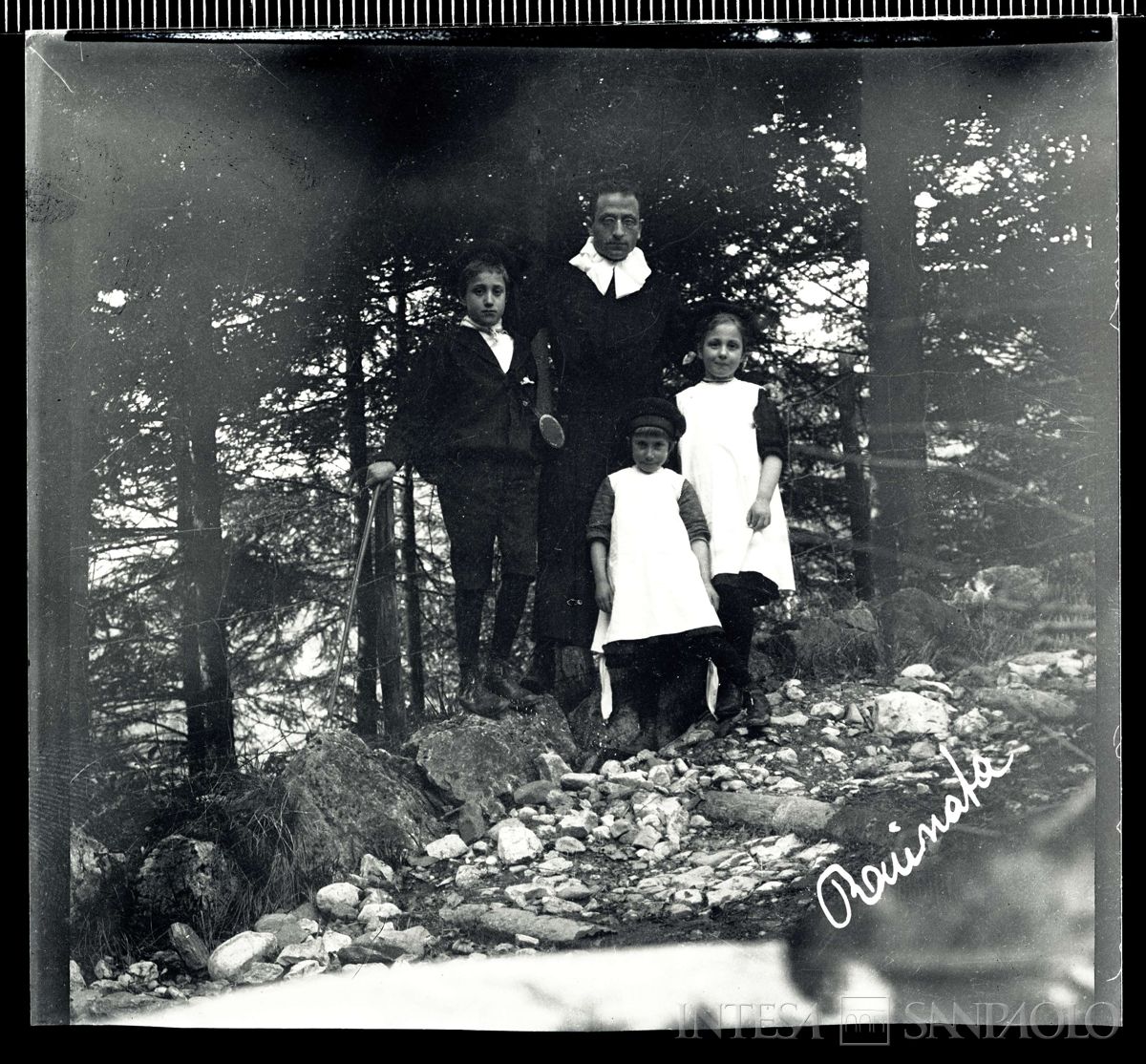 Nogara Josy, Antonietta e Giulia con lo zio don Giuseppe durante alcune gite in montagna, 1912 (fotografo sconosciuto)