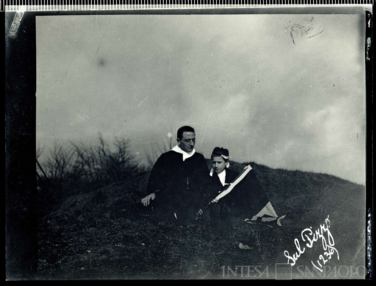 Nogara Josy con lo zio don Giuseppe durante alcune gite in montagna, 1912 (fotografo sconosciuto)