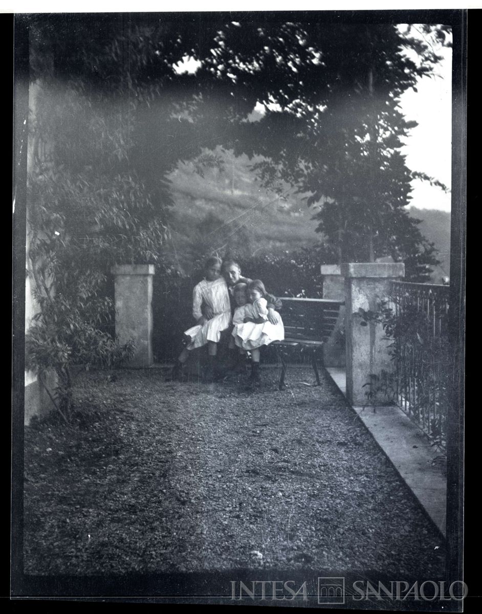 Nogara Antonietta, Paolo, Giulia e la nonna Martelli a Bellano, 1912 circa (fotografo sconosciuto)