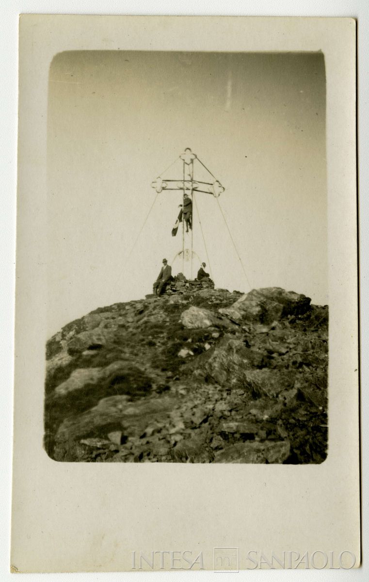 Nogara Johnny e Josy con lo zio Giulio Martelli sulla cima di una montagna, 1912 (fotografo sconosciuto)