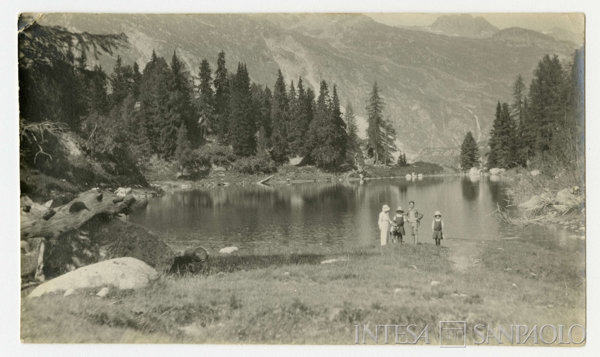 Nogara Ester con i figli all'aperto a Casaccia, 1914 (fotografo sconosciuto)