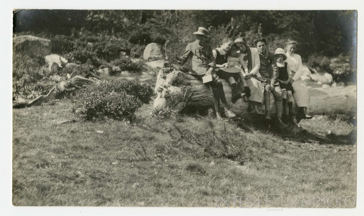 Nogara Ester con i figli all'aperto a Casaccia, 1914 (fotografo sconosciuto)