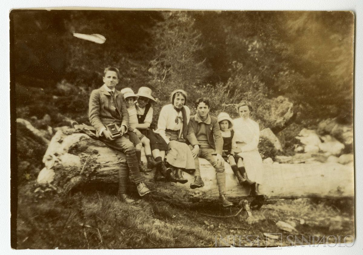 Nogara Ester con i figli all'aperto a Casaccia, 1914 (fotografo sconosciuto)