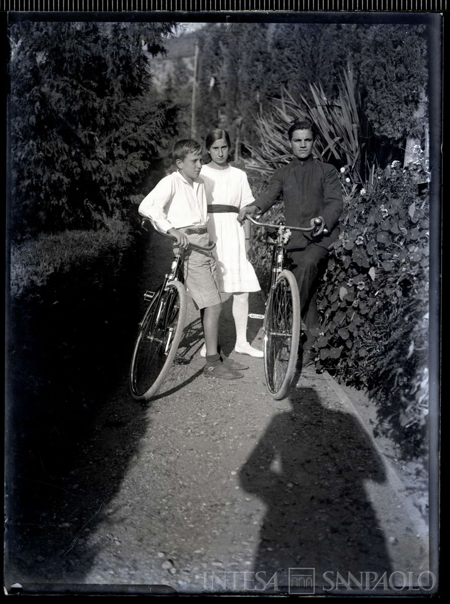 Nogara Paolo e Giulia con un ragazzo a Bellano, anni 1920 (fotografo sconosciuto)