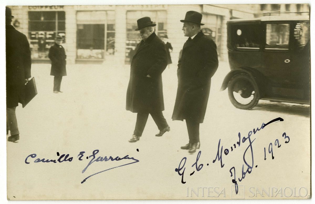 Conferenza internazionale di Losanna per la pace con la Turchia: partecipanti ritratti in strada, si riconoscono Camillo Garroni e Giulio Cesare Montagna, 1922 - 1923 (fotografo sconosciuto)