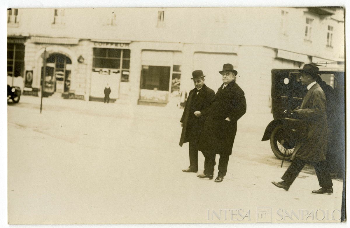 Conferenza internazionale di Losanna per la pace con la Turchia: partecipanti ritratti in strada, 1922 - 1923 (fotografo sconosciuto)