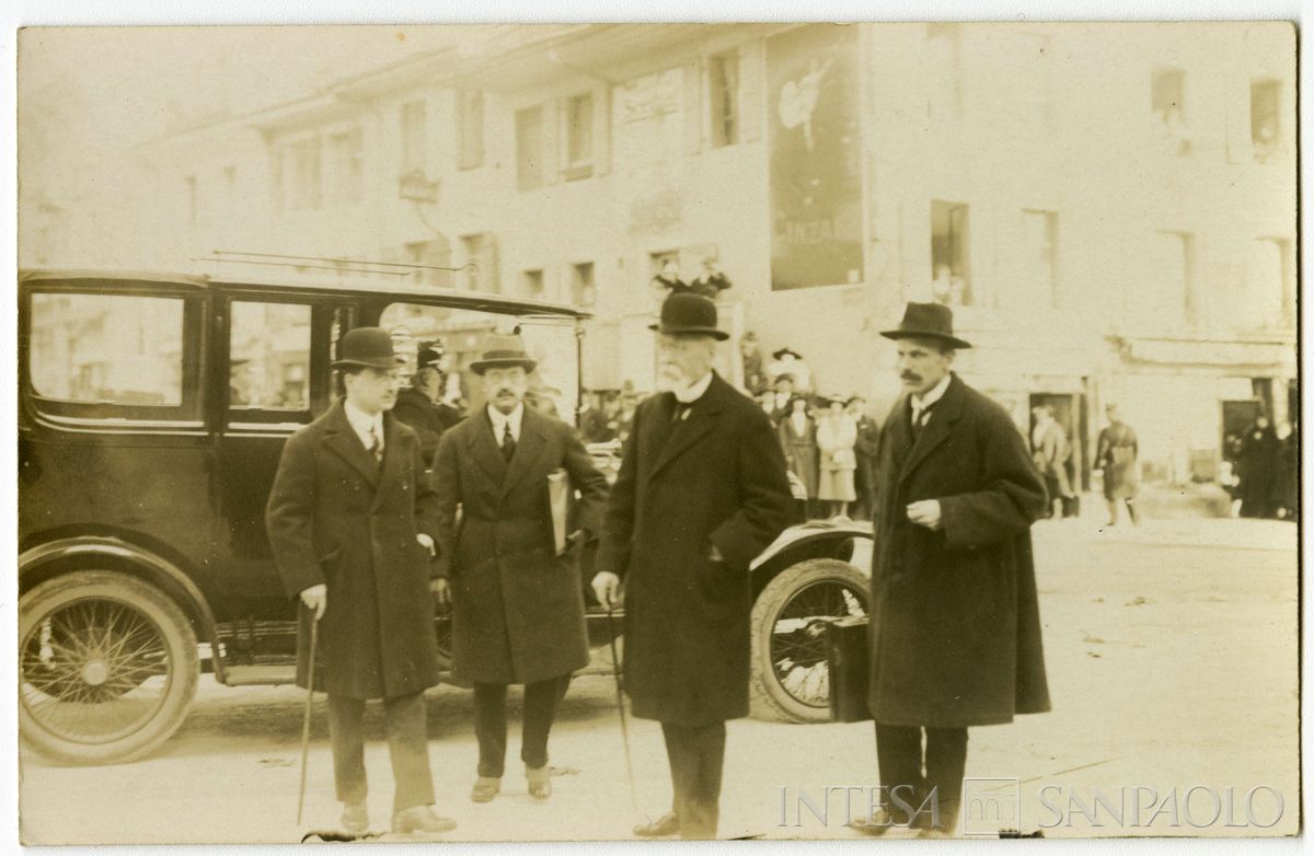 Conferenza internazionale di Losanna per la pace con la Turchia: partecipanti ritratti in strada, 1922 - 1923 (fotografo sconosciuto)