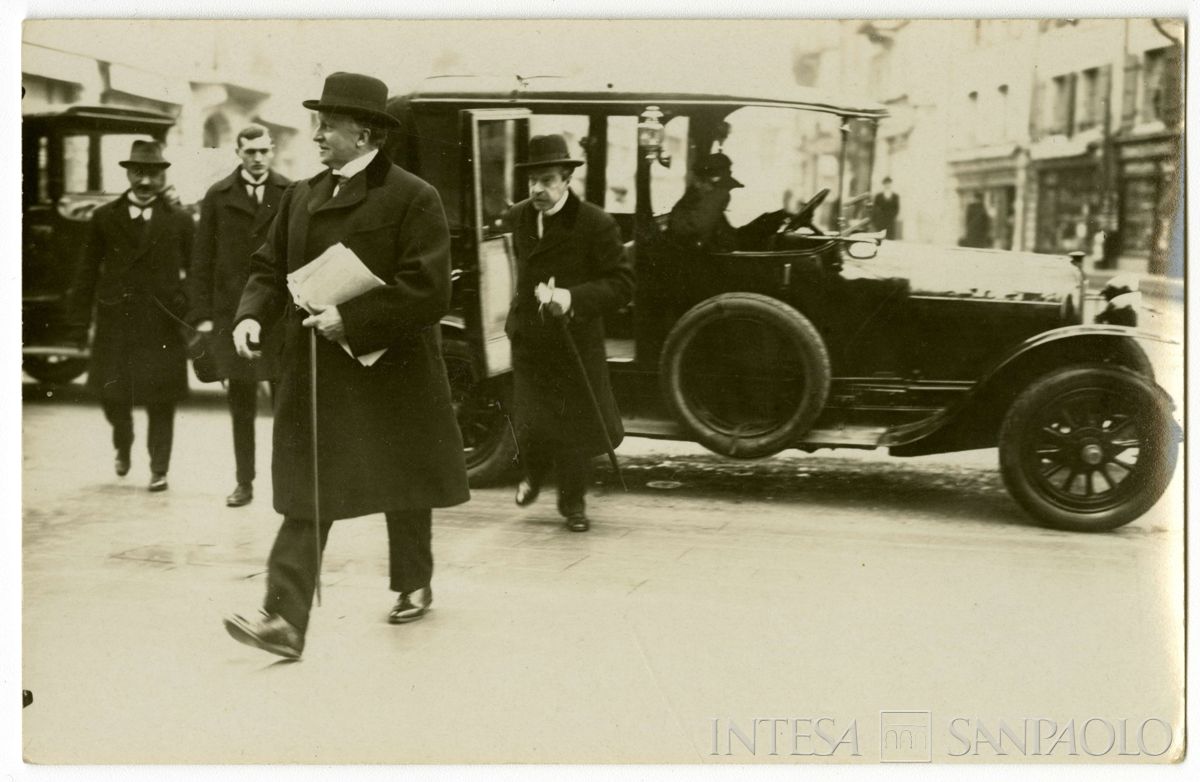 Conferenza internazionale di Losanna per la pace con la Turchia: partecipanti ritratti in strada, 1922 - 1923 (fotografo sconosciuto)