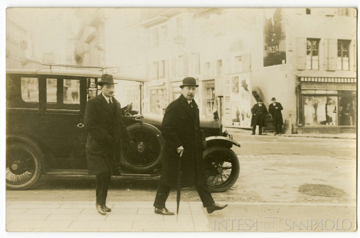 Conferenza internazionale di Losanna per la pace con la Turchia: partecipanti ritratti in strada, 1922 - 1923 (fotografo sconosciuto)
