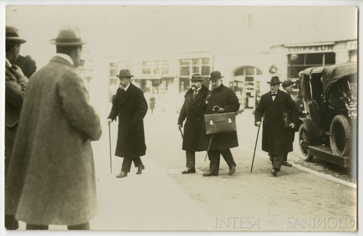 Conferenza internazionale di Losanna per la pace con la Turchia: partecipanti ritratti in strada, 1922 - 1923 (fotografo sconosciuto)
