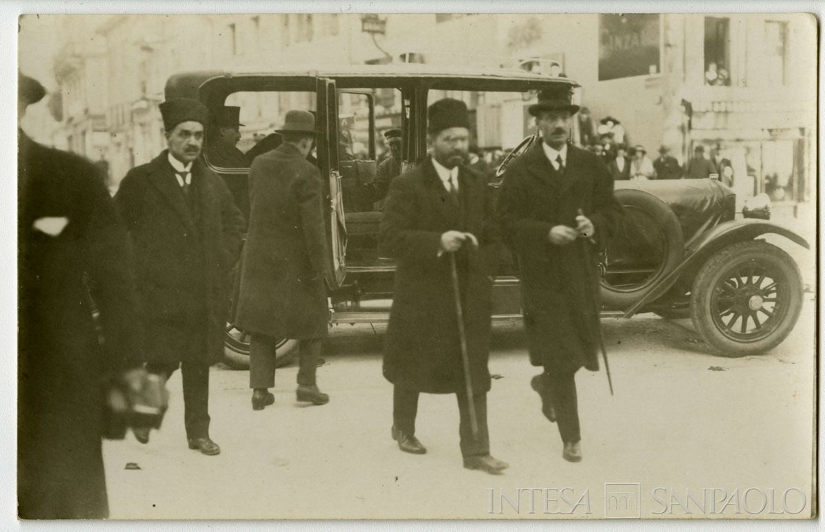 Conferenza internazionale di Losanna per la pace con la Turchia: partecipanti ritratti in strada, 1922 - 1923 (fotografo sconosciuto)
