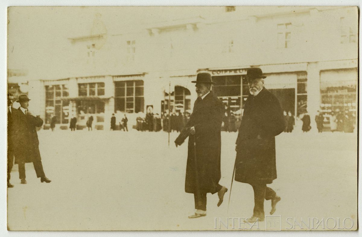 Conferenza internazionale di Losanna per la pace con la Turchia: partecipanti ritratti in strada, 1922 - 1923 (fotografo sconosciuto)