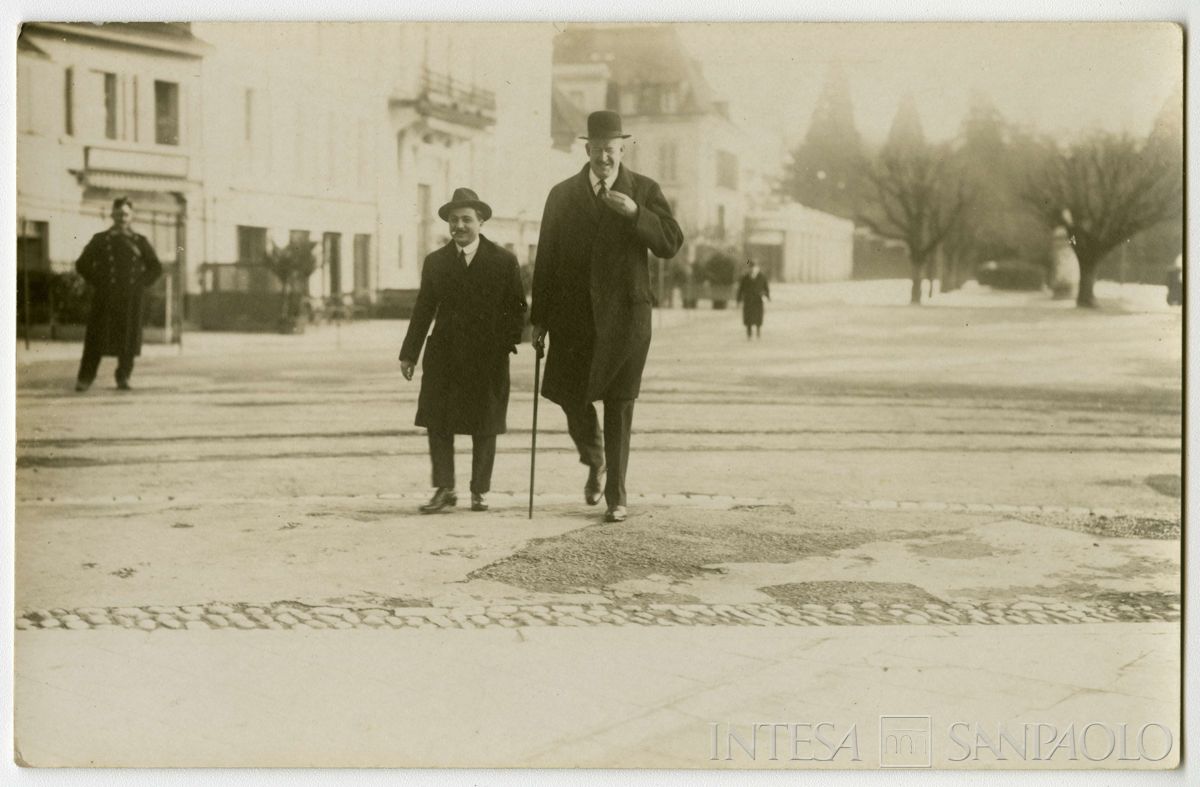 Conferenza internazionale di Losanna per la pace con la Turchia: partecipanti ritratti in strada, 1922 - 1923 (fotografo sconosciuto)
