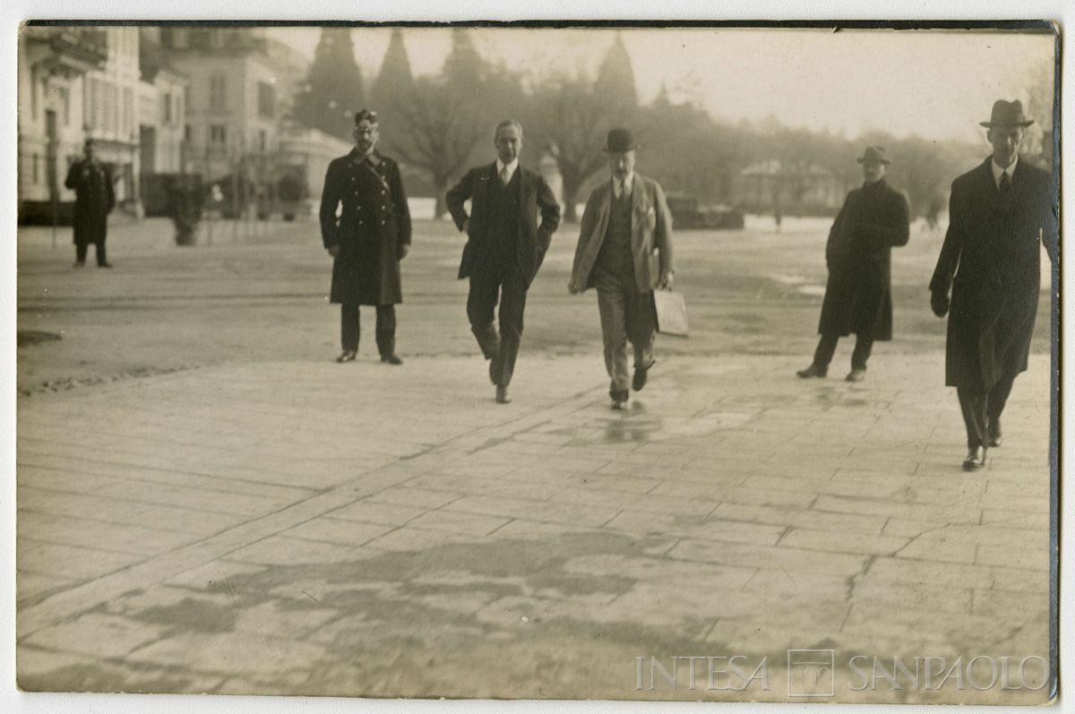 Conferenza internazionale di Losanna per la pace con la Turchia: partecipanti ritratti in strada, 1922 - 1923 (fotografo sconosciuto)