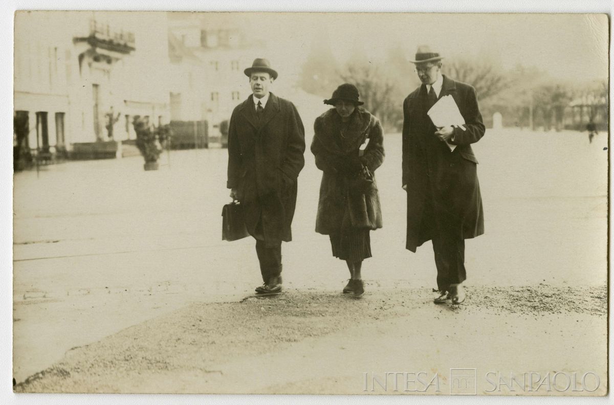 Conferenza internazionale di Losanna per la pace con la Turchia: partecipanti ritratti in strada, 1922 - 1923 (fotografo sconosciuto)