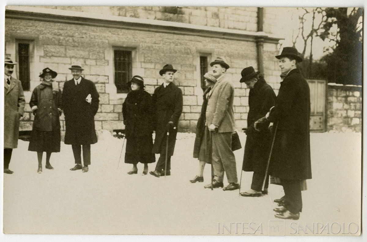 Conferenza internazionale di Losanna per la pace con la Turchia: partecipanti ritratti in strada, 1922 - 1923 (fotografo sconosciuto)
