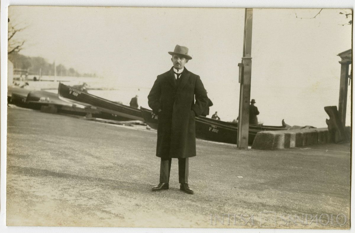 Conferenza internazionale di Losanna per la pace con la Turchia: partecipanti ritratti in strada, 1922 - 1923 (fotografo sconosciuto)