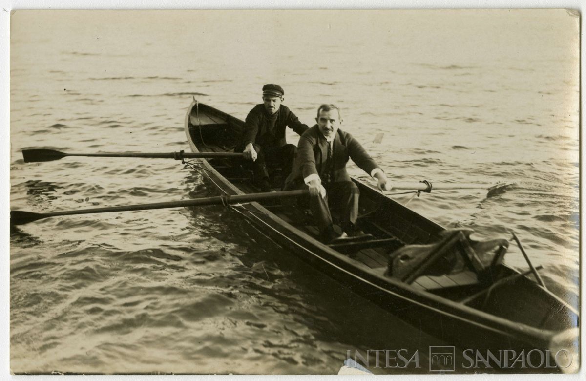 Conferenza internazionale di Losanna per la pace con la Turchia: partecipante ritratto in barca con altro vogatore, 1922 - 1923 (fotografo sconosciuto)