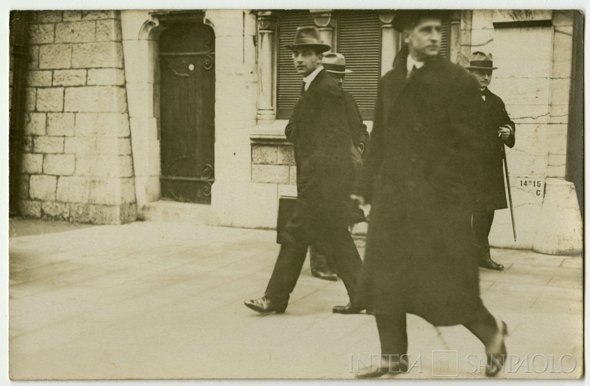 Conferenza internazionale di Losanna per la pace con la Turchia: partecipanti ritratti in strada, 1922 - 1923 (fotografo sconosciuto)