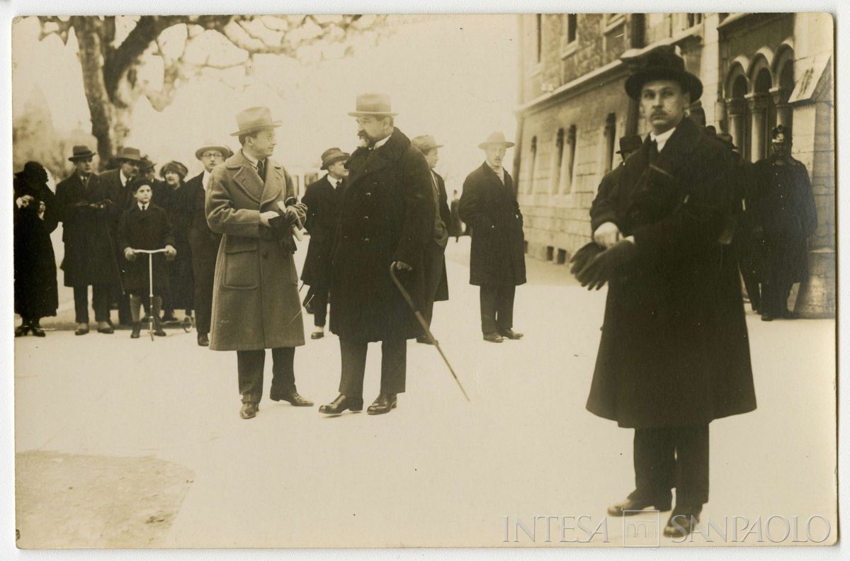 Conferenza internazionale di Losanna per la pace con la Turchia: partecipanti ritratti in strada, 1922 - 1923 (fotografo sconosciuto)