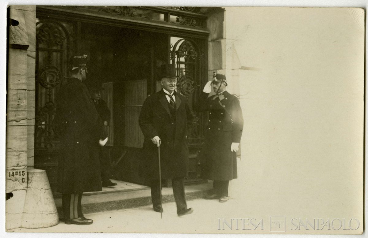 Conferenza internazionale di Losanna per la pace con la Turchia: partecipanti ritratti in strada, 1922 - 1923 (fotografo sconosciuto)