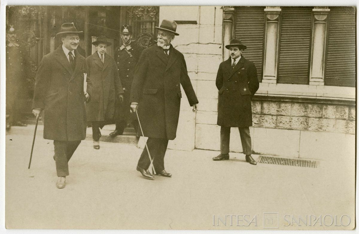 Conferenza internazionale di Losanna per la pace con la Turchia: partecipanti ritratti in strada, 1922 - 1923 (fotografo sconosciuto)