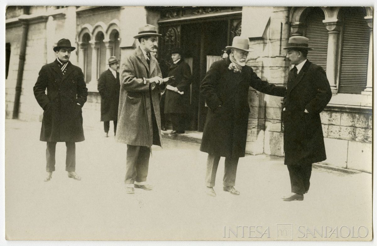Conferenza internazionale di Losanna per la pace con la Turchia: partecipanti ritratti in strada, 1922 - 1923 (fotografo sconosciuto)