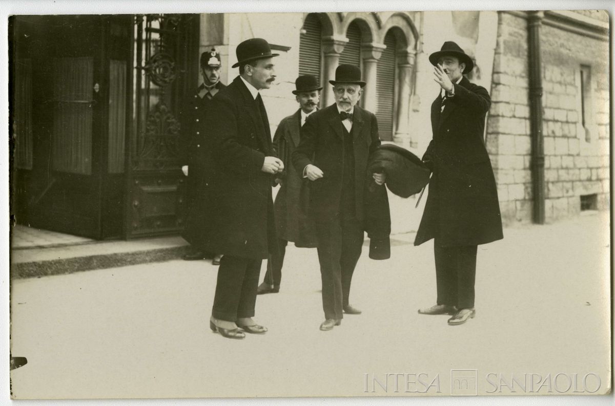 Conferenza internazionale di Losanna per la pace con la Turchia: partecipanti ritratti in strada, 1922 - 1923 (fotografo sconosciuto)