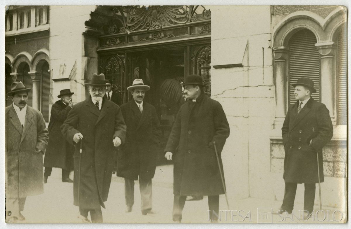 Conferenza internazionale di Losanna per la pace con la Turchia: partecipanti ritratti in strada, 1922 - 1923 (fotografo sconosciuto)