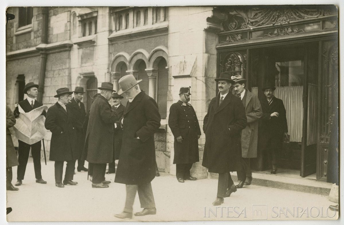Conferenza internazionale di Losanna per la pace con la Turchia: partecipanti ritratti in strada, 1922 - 1923 (fotografo sconosciuto)