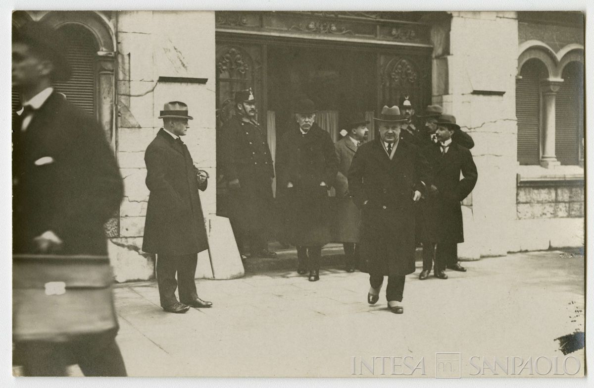 Conferenza internazionale di Losanna per la pace con la Turchia: partecipanti ritratti in strada, 1922 - 1923 (fotografo sconosciuto)