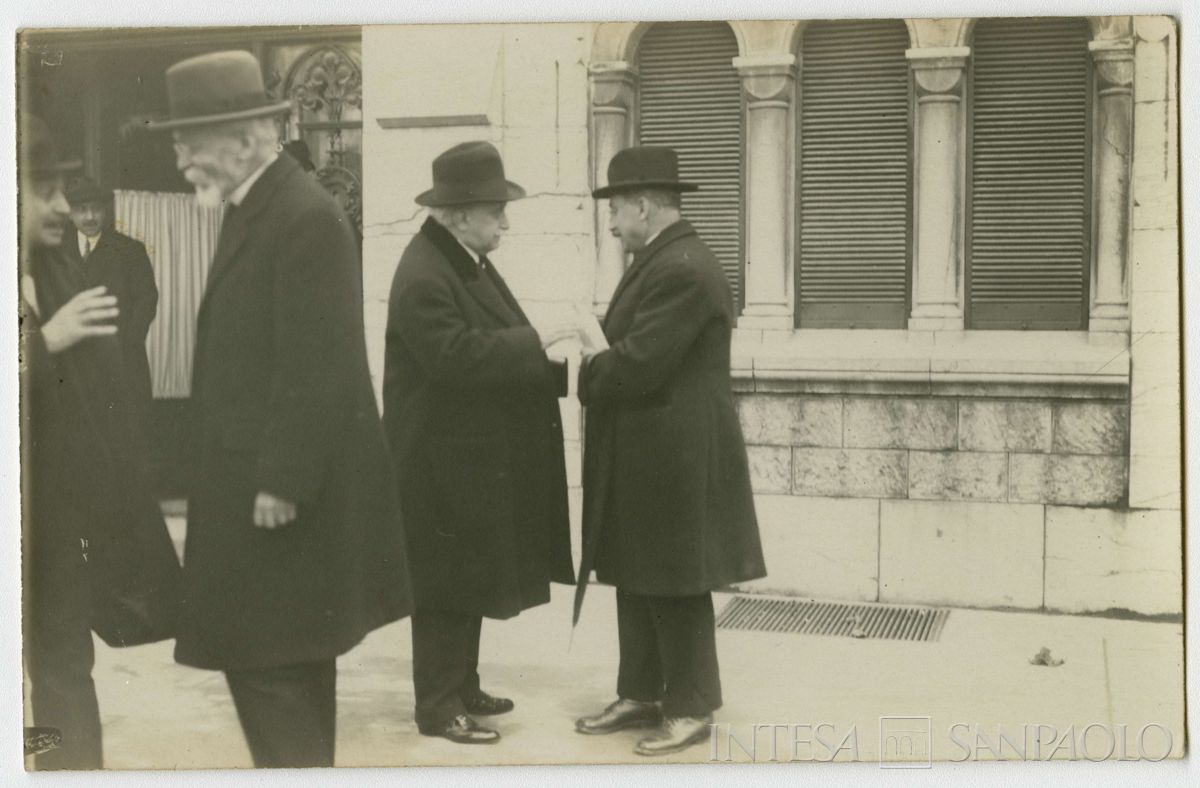 Conferenza internazionale di Losanna per la pace con la Turchia: partecipanti ritratti in strada, 1922 - 1923 (fotografo sconosciuto)