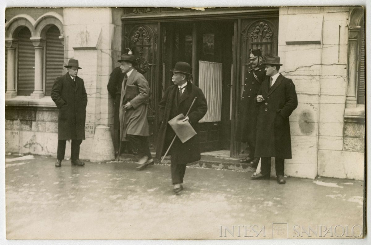 Conferenza internazionale di Losanna per la pace con la Turchia: partecipanti ritratti in strada, 1922 - 1923 (fotografo sconosciuto)