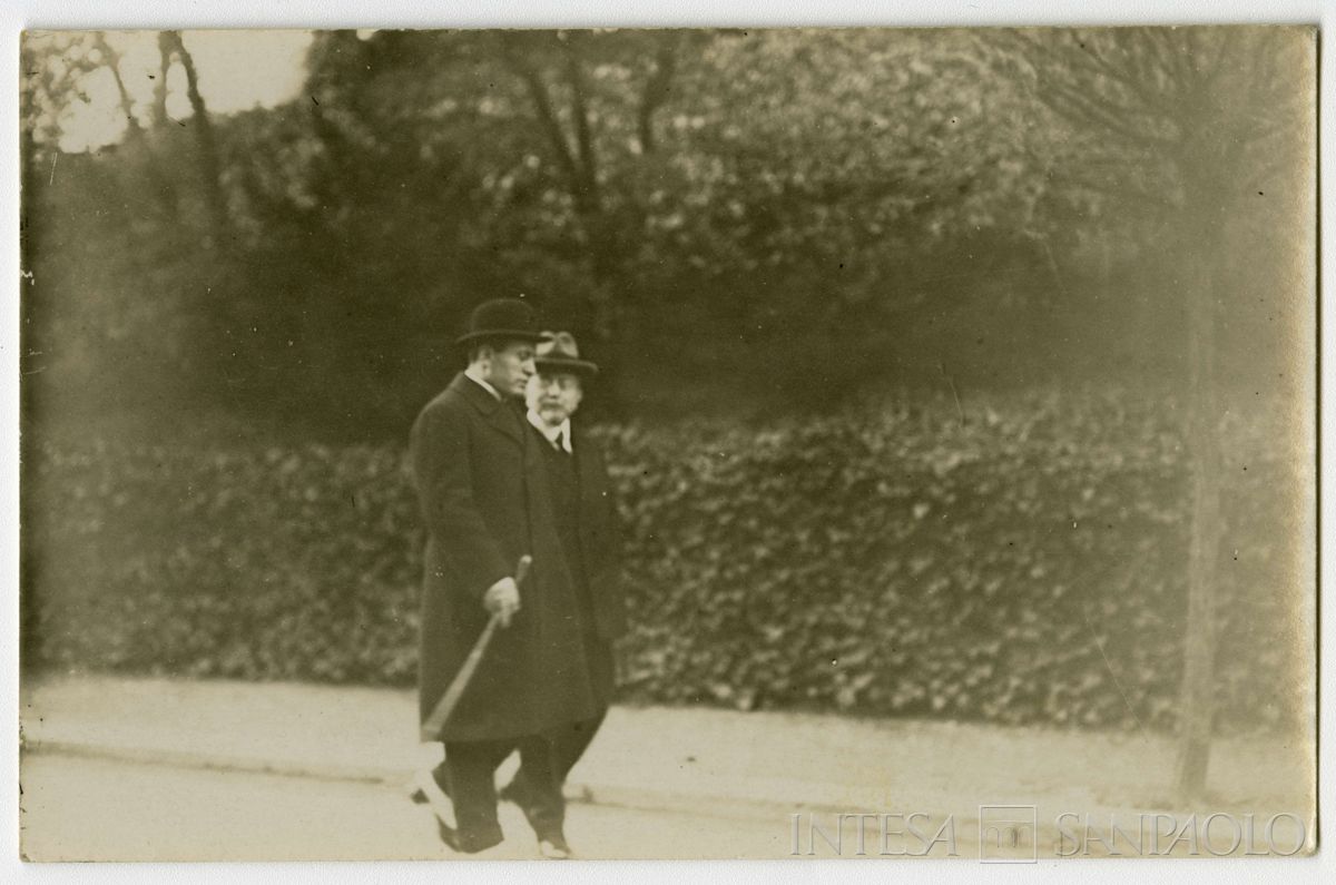 Conferenza internazionale di Losanna per la pace con la Turchia: partecipanti ritratti in strada, 1922 - 1923 (fotografo sconosciuto)