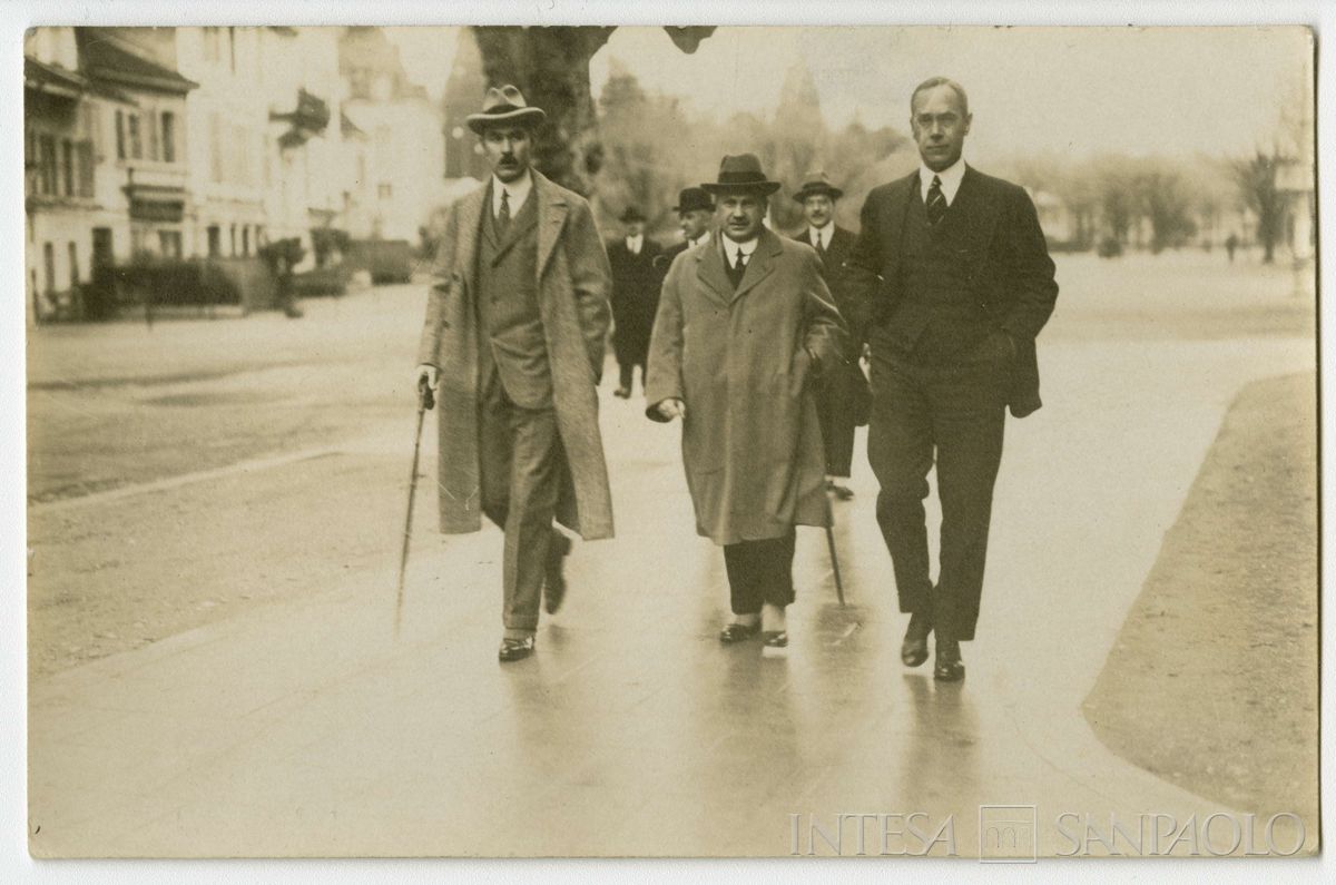 Conferenza internazionale di Losanna per la pace con la Turchia: partecipanti ritratti in strada, 1922 - 1923 (fotografo sconosciuto)