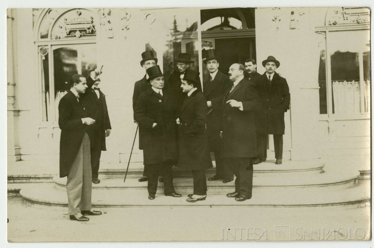 Conferenza internazionale di Losanna per la pace con la Turchia: partecipanti ritratti in strada, 1922 - 1923 (fotografo sconosciuto)