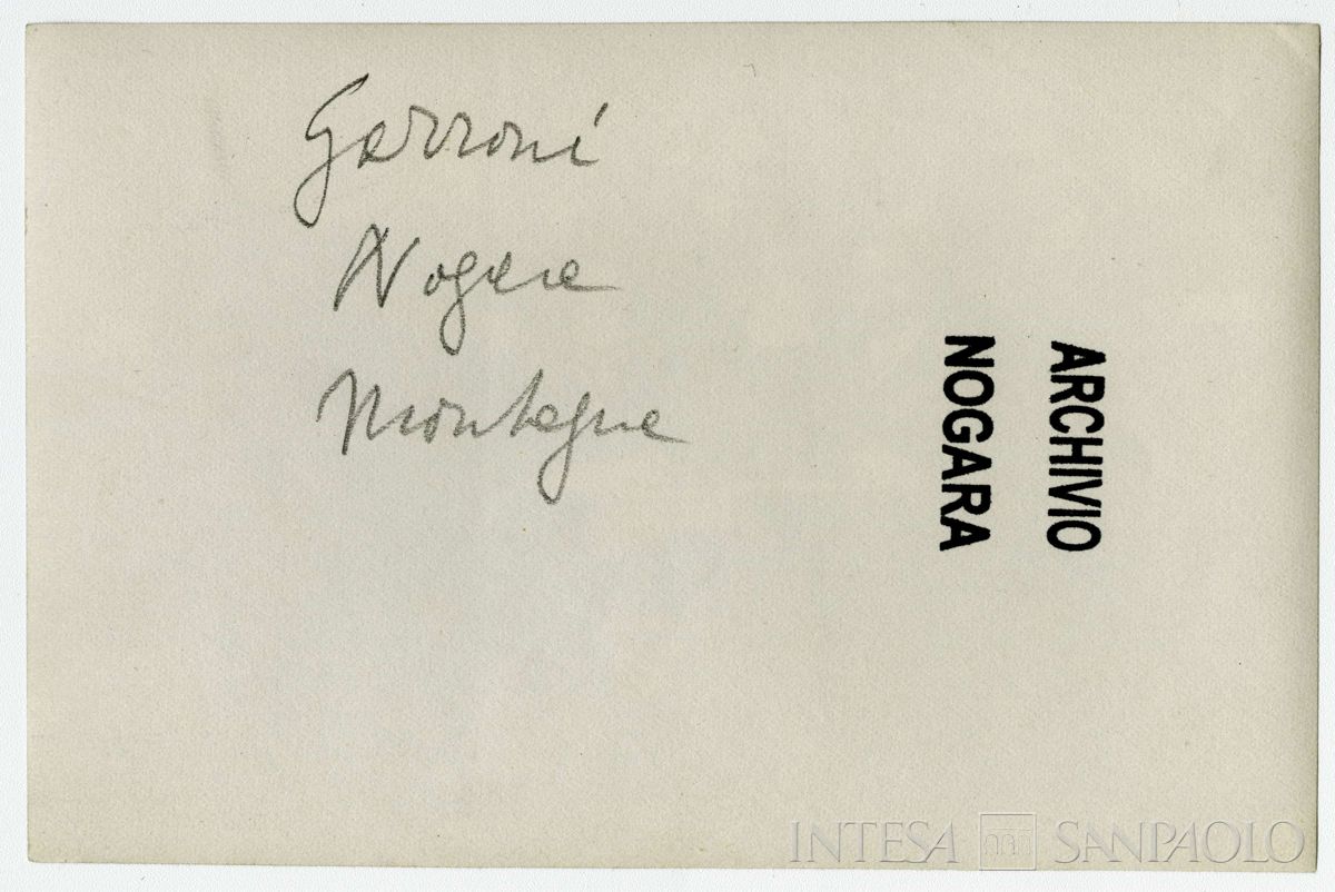 Conferenza internazionale di Losanna per la pace con la Turchia: partecipanti ritratti seduti a un tavolo, 1922 - 1923 (fotografo sconosciuto), verso