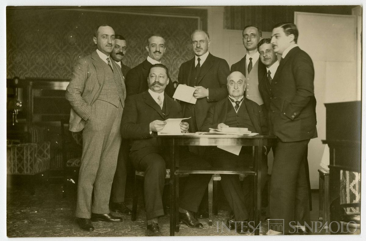 Conferenza internazionale di Losanna per la pace con la Turchia: partecipanti ritratti seduti a un tavolo, 1922 - 1923 (fotografo sconosciuto)
