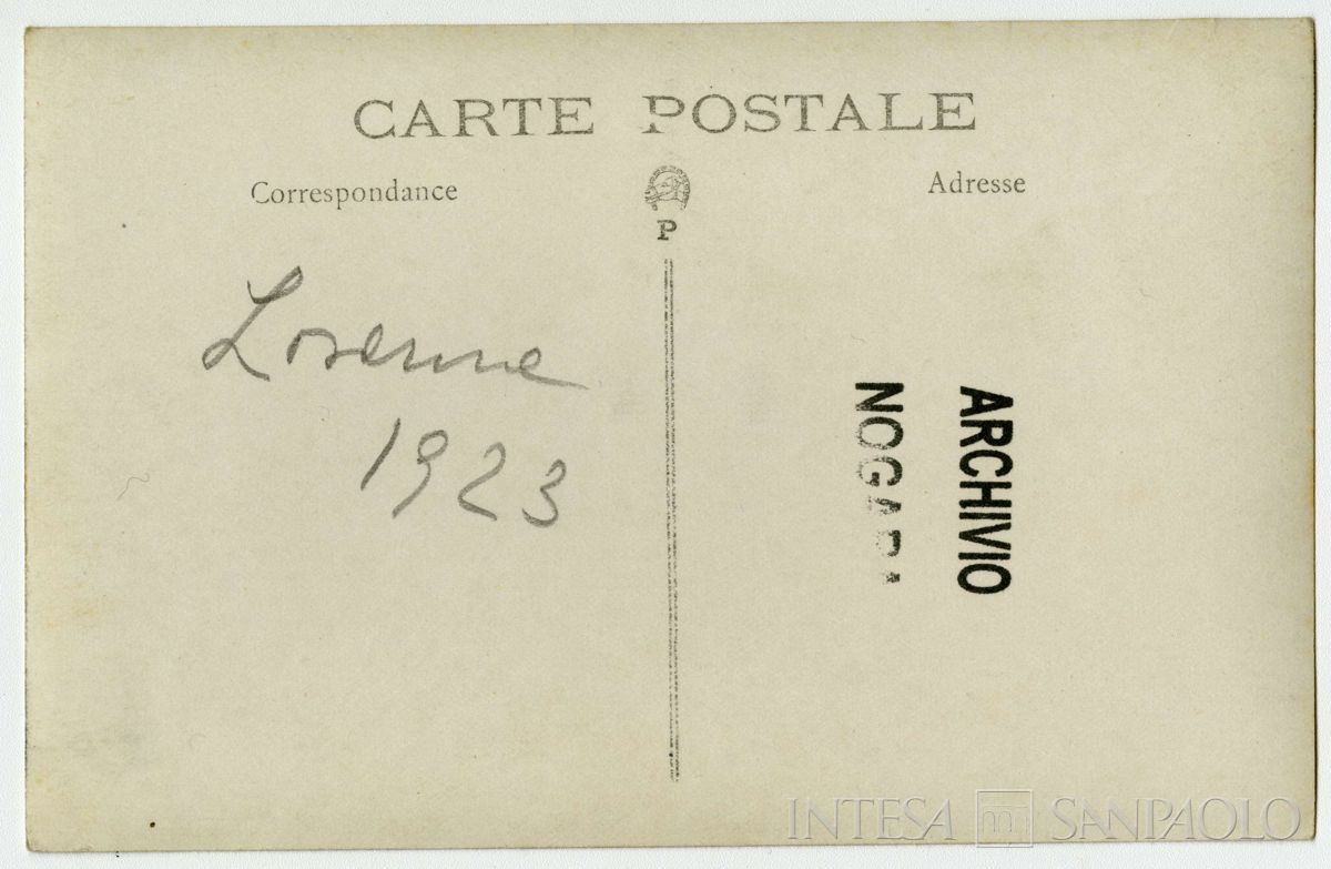 Conferenza internazionale di Losanna per la pace con la Turchia: partecipanti ritratti seduti a un tavolo, 1922 - 1923 (fotografo sconosciuto), verso