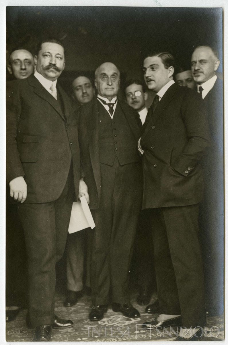 Conferenza internazionale di Losanna per la pace con la Turchia: partecipanti ritratti in gruppo tra cui da destra Nogara, [Raffaele Guarriglia] e al centro Camillo Garroni, 1922 - 1923 (fotografo sconosciuto)