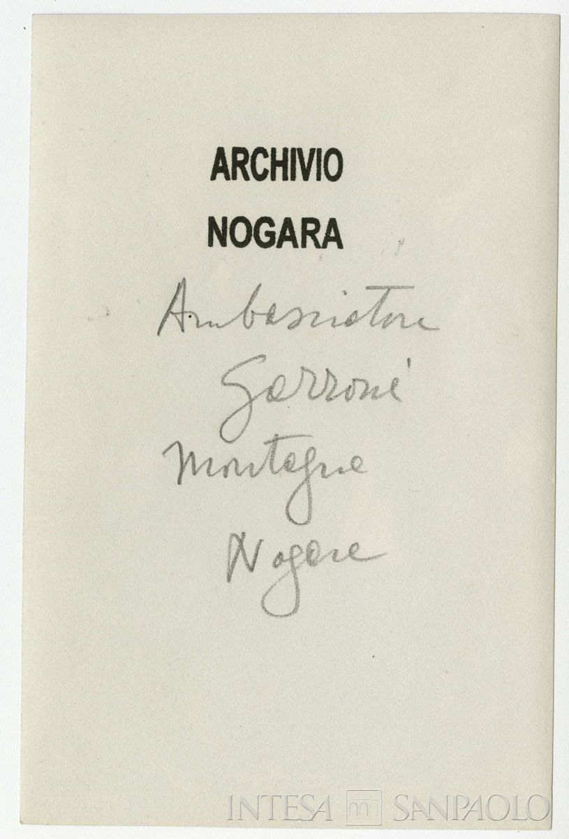 Conferenza internazionale di Losanna per la pace con la Turchia: partecipanti ritratti in gruppo, tra cui da destra Nogara, [Raffaele Guarriglia] e al centro Camillo Garroni, 1922 - 1923 (fotografo sconosciuto), verso