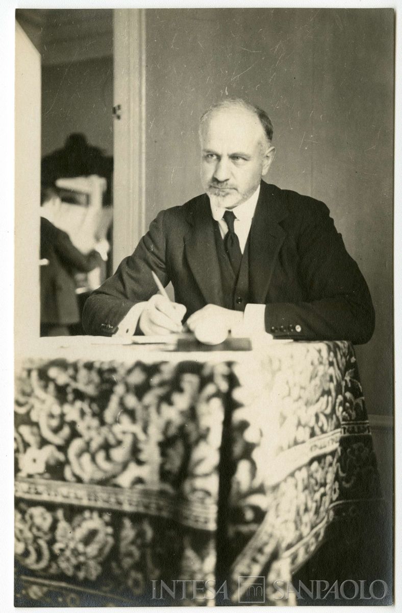 Conferenza internazionale di Losanna per la pace con la Turchia: ritratto di Bernardino Nogara seduto a un tavolo, 1922 - 1923 (fotografo sconosciuto)