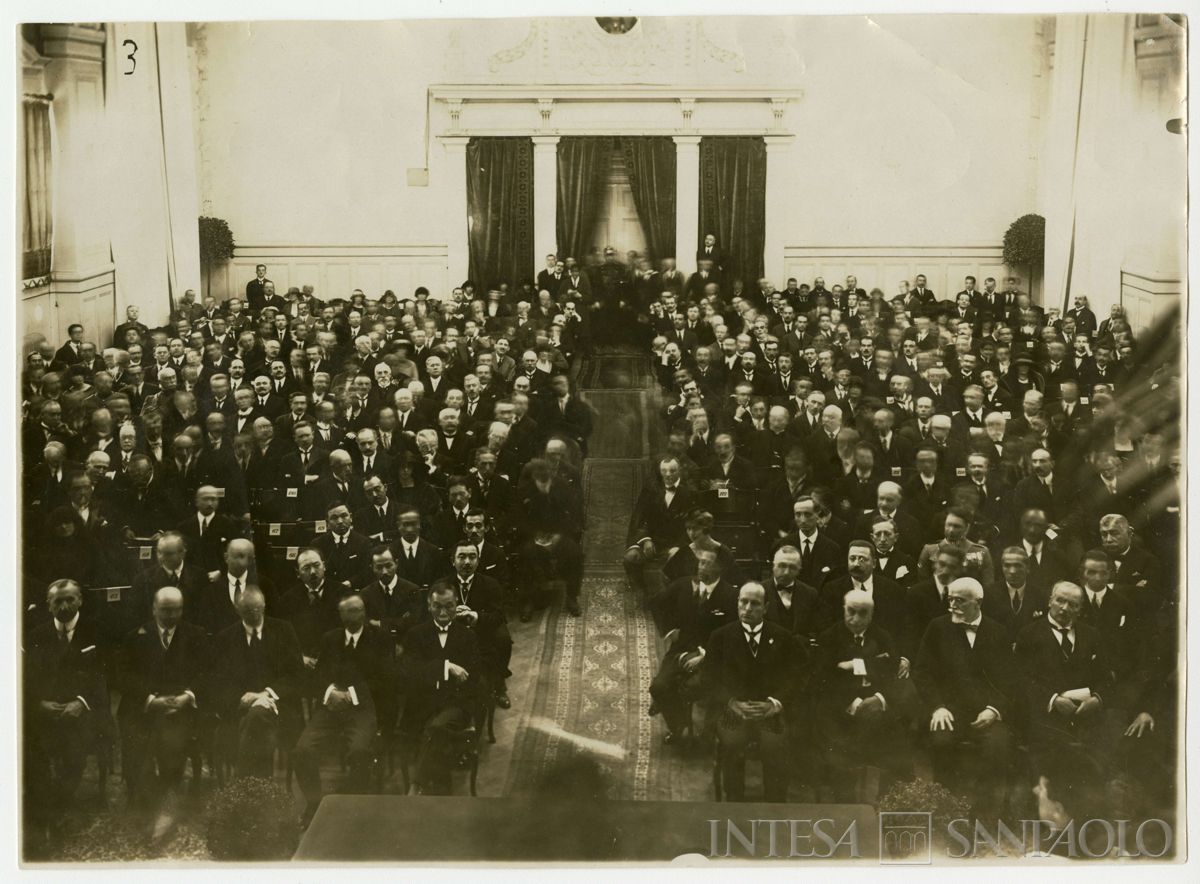 Conferenza internazionale di Losanna per la pace con la Turchia: partecipanti seduti in una grande sala, 1922 - 1923 (Photographia-Presse)